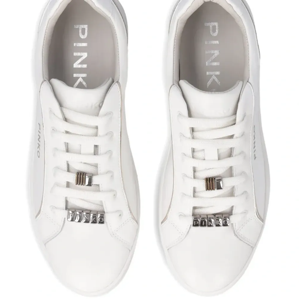 Кроссовки с логотипом