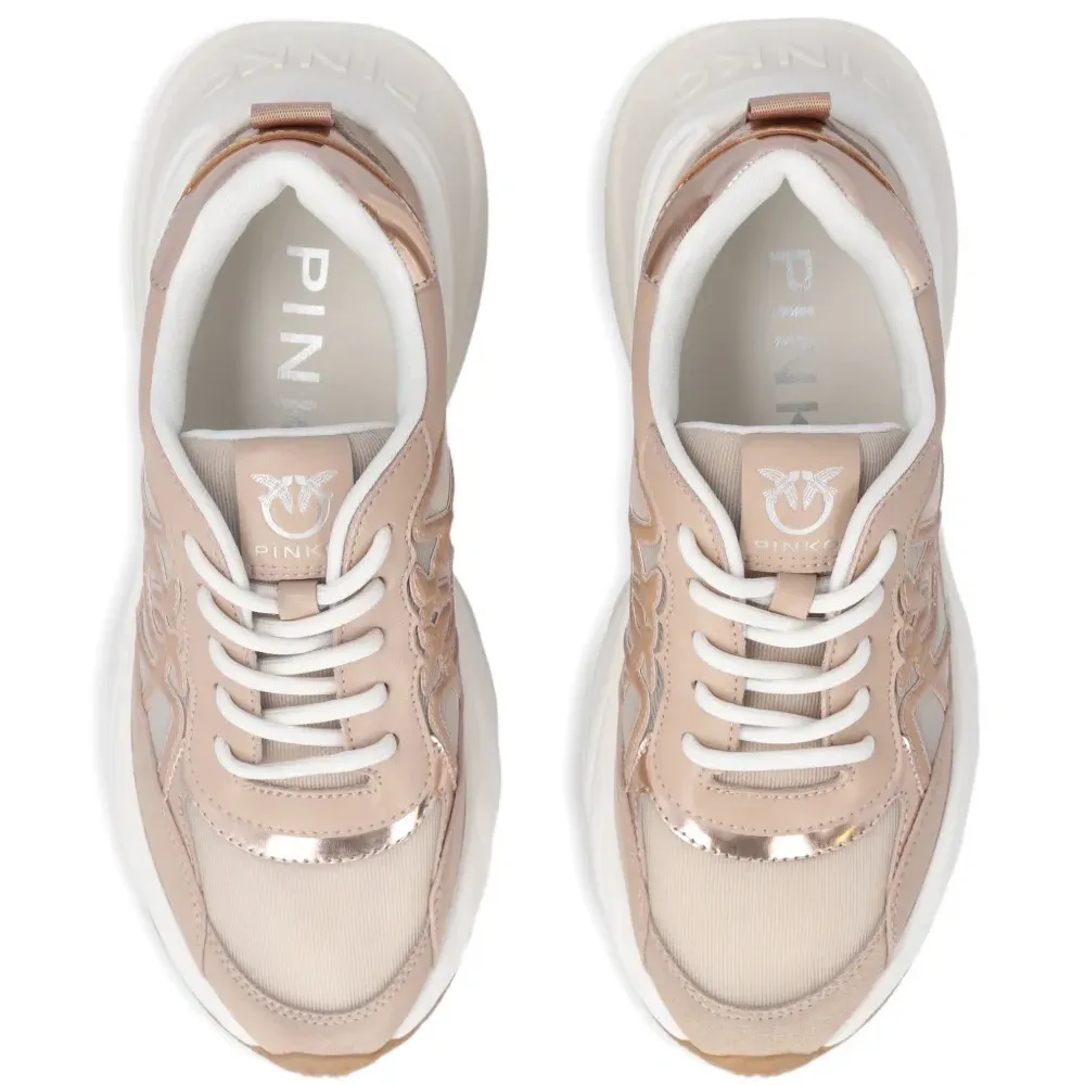 Кроссовки с логотипом