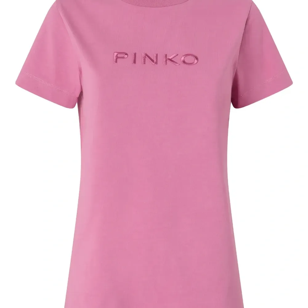 Футболка с тиснённым названием