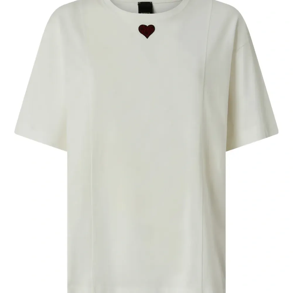 Футболка с нашивкой в форме сердца