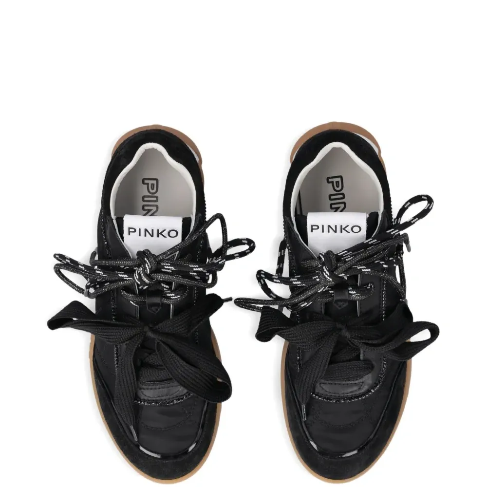 Кроссовки на шнуровке