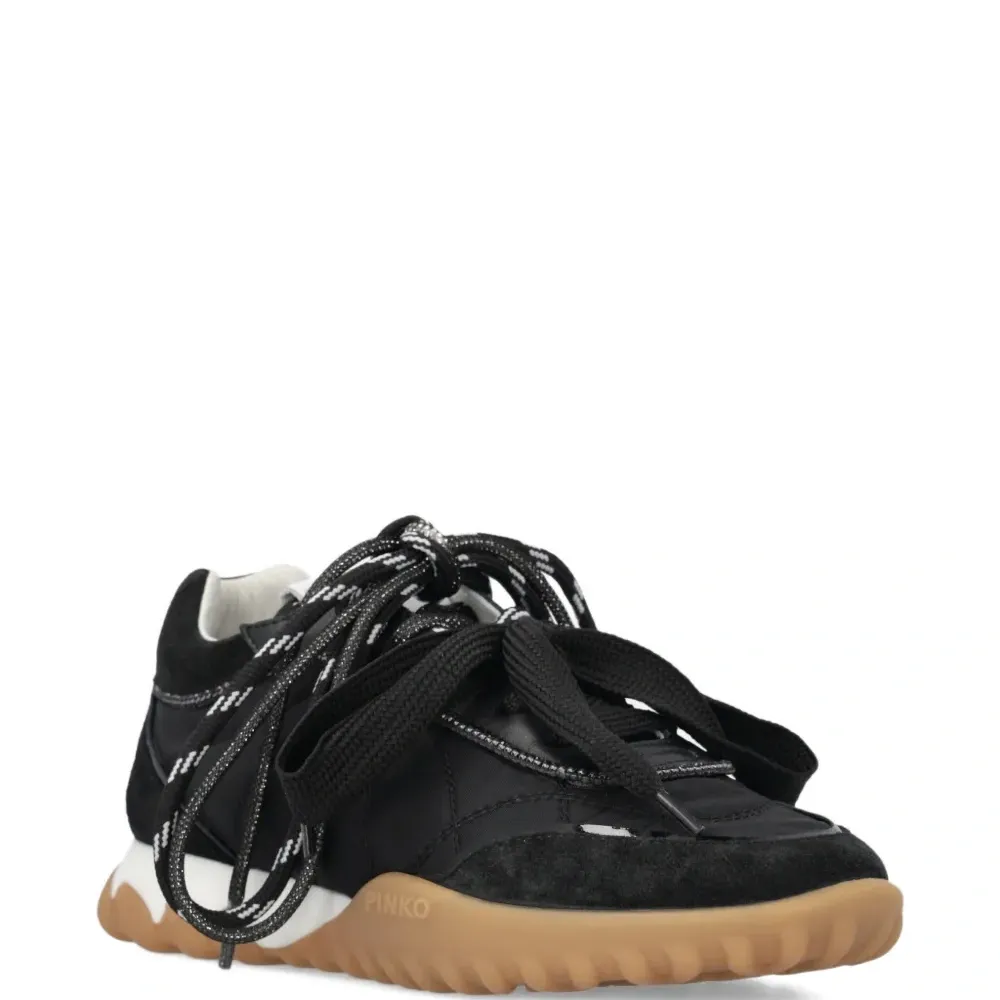 Кроссовки на шнуровке