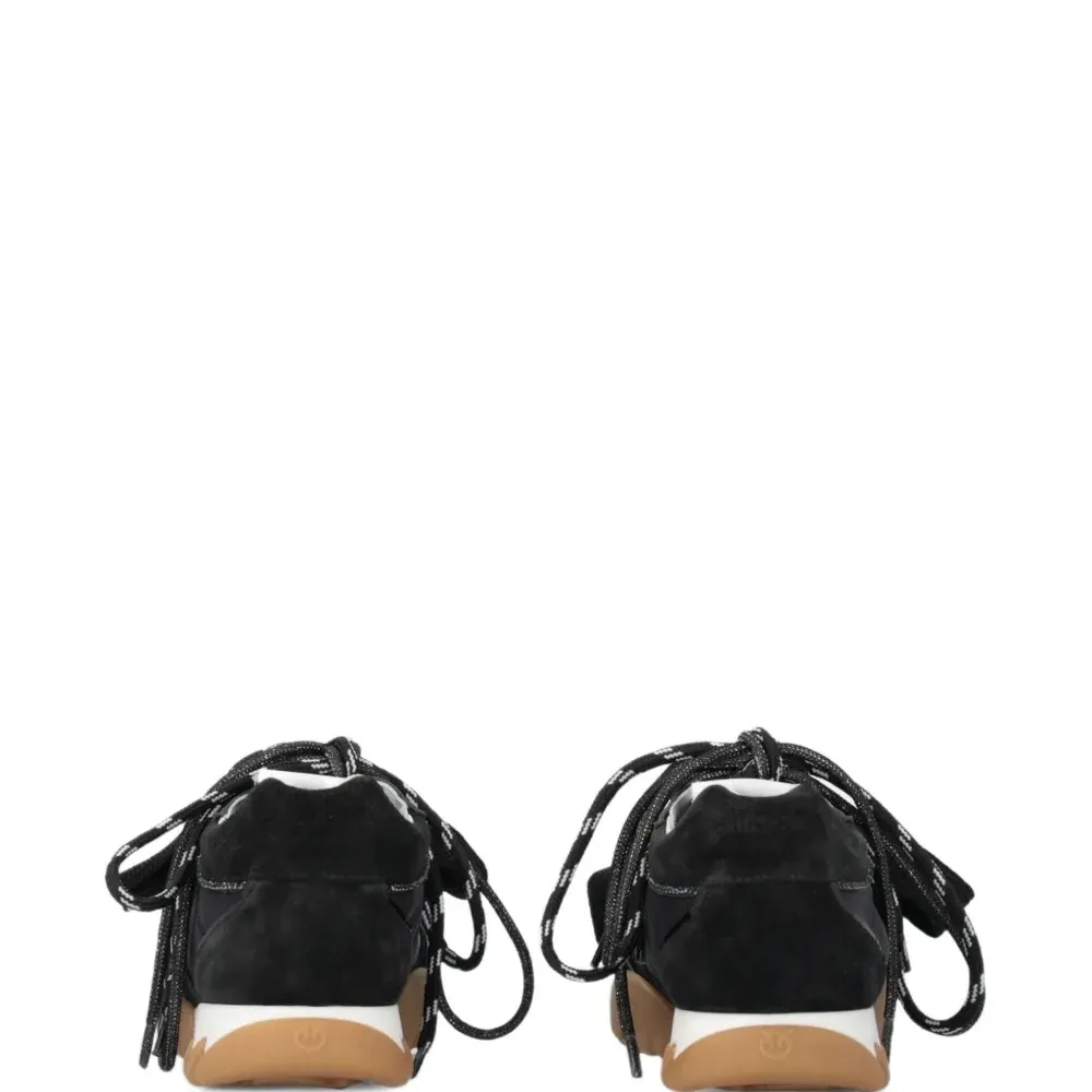 Кроссовки на шнуровке