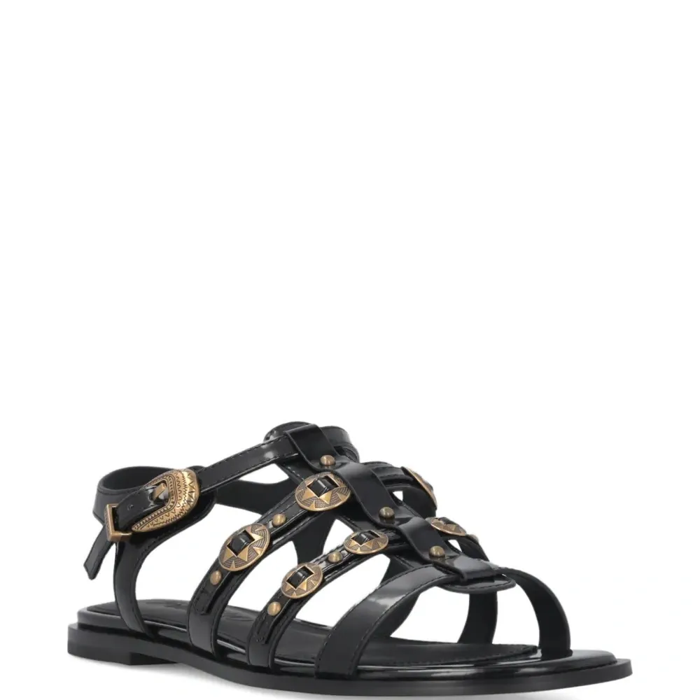 Сандалии с заклепками и пряжками