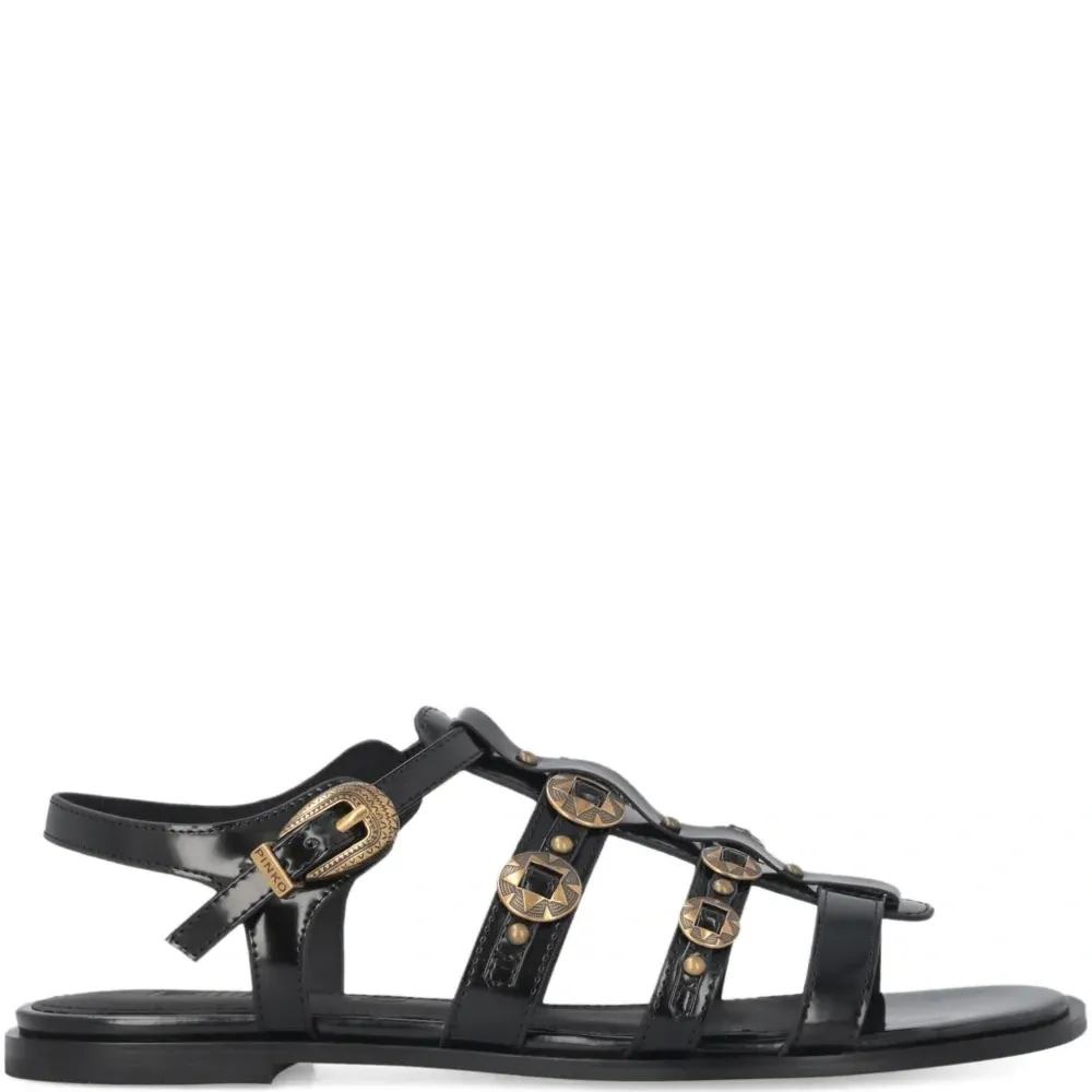 Сандалии с заклепками и пряжками