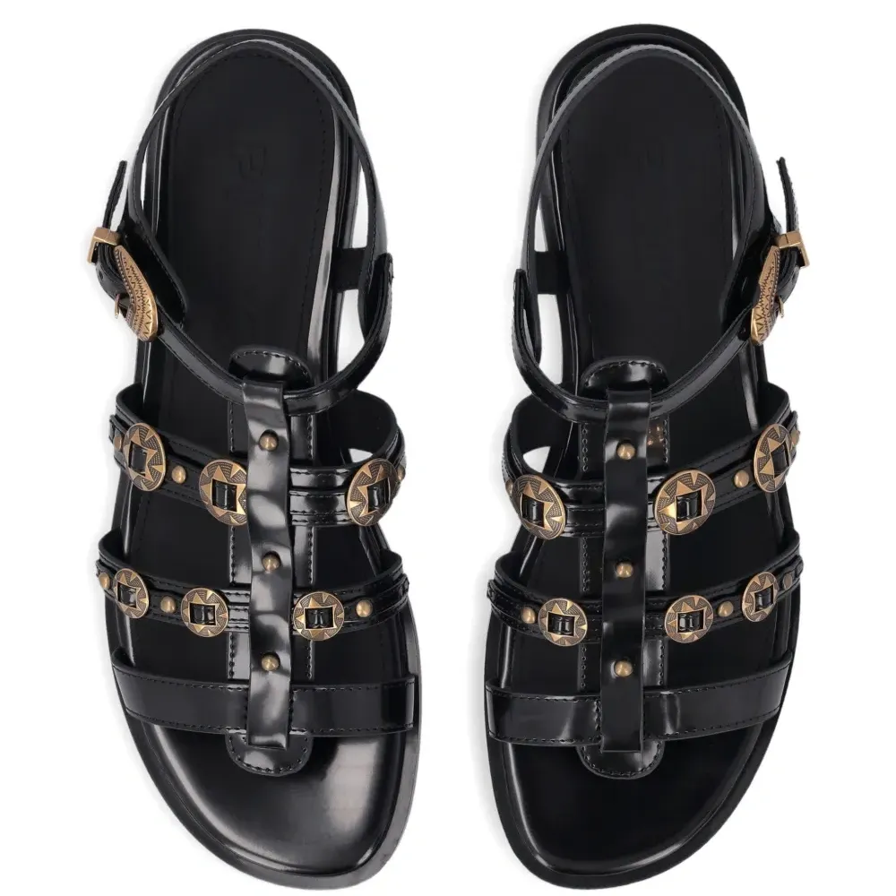 Сандалии с заклепками и пряжками