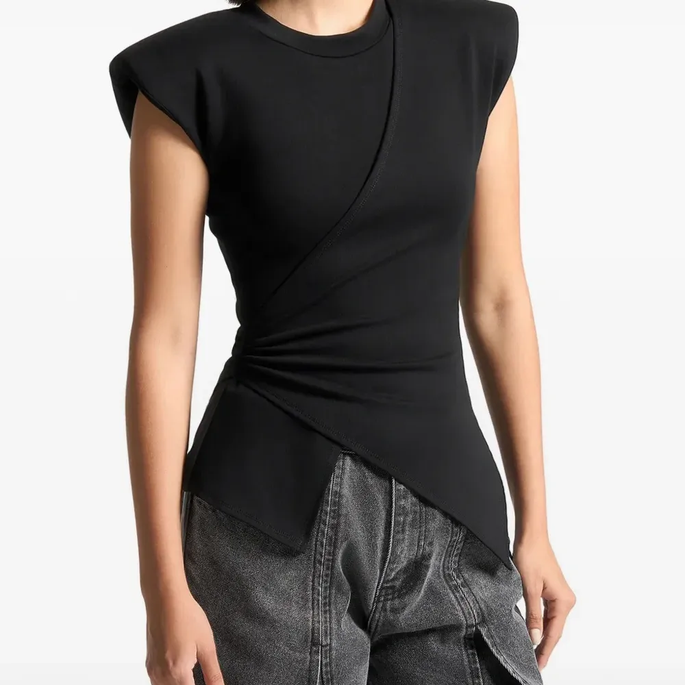 Топ с широкими плечами и драпировкой на талии