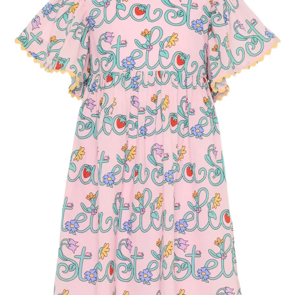 Платье с цветочными деталями и короткими рукавами