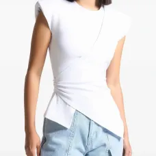 Топ с широкими плечами и присборенной талией Топ с широкими плечами и присборенной талией