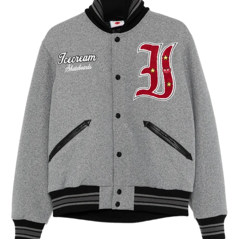 Бомбер на пуговицах с нашивкой-логотипом