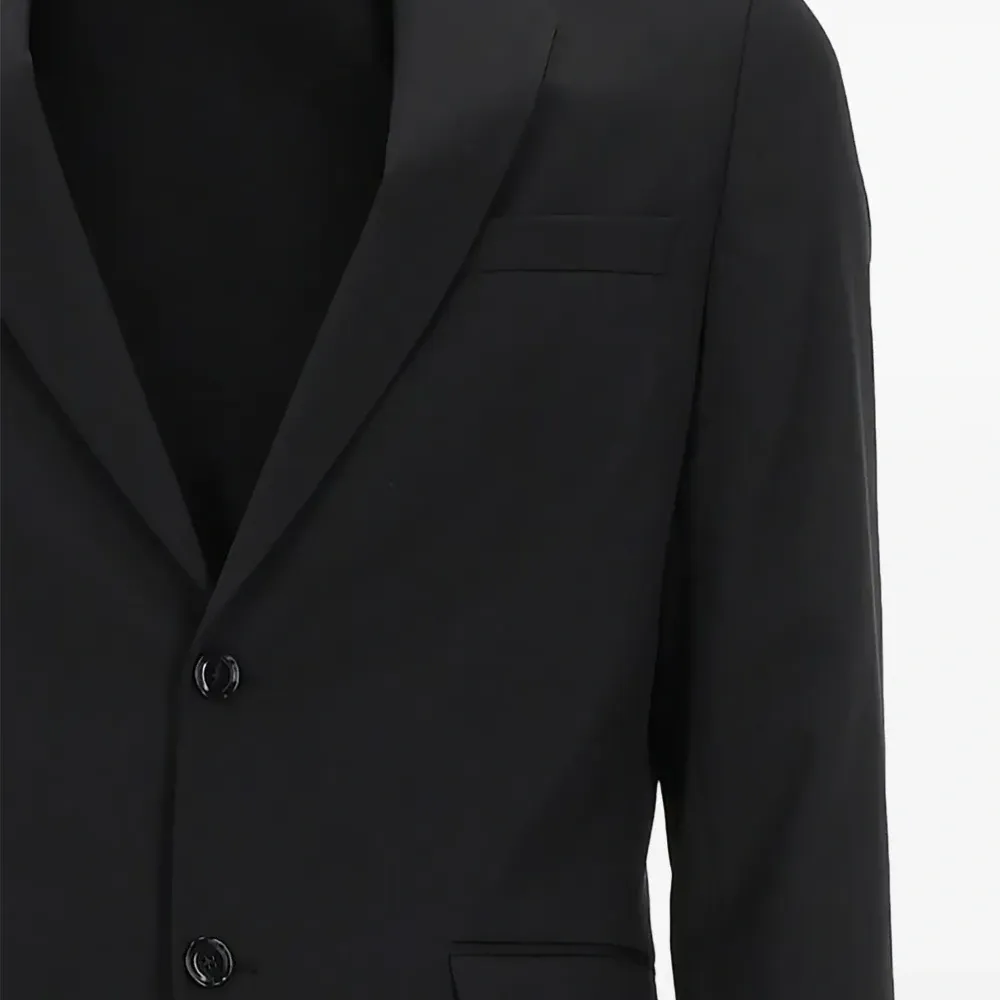 Пиджак на двух пуговицах