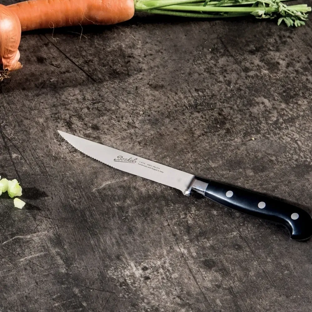 Набор из пяти ножей из нержавеющей стали