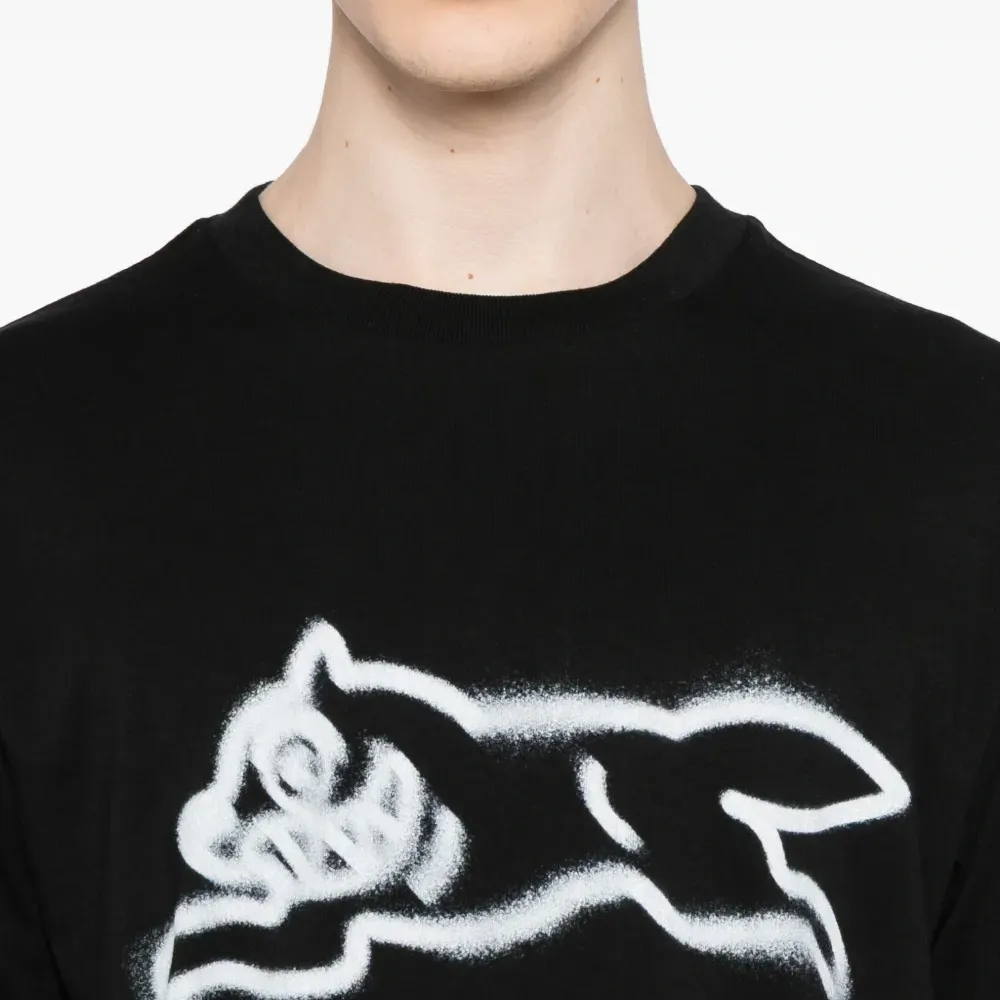 Футболка с изображением бегущей собаки в стиле граффити