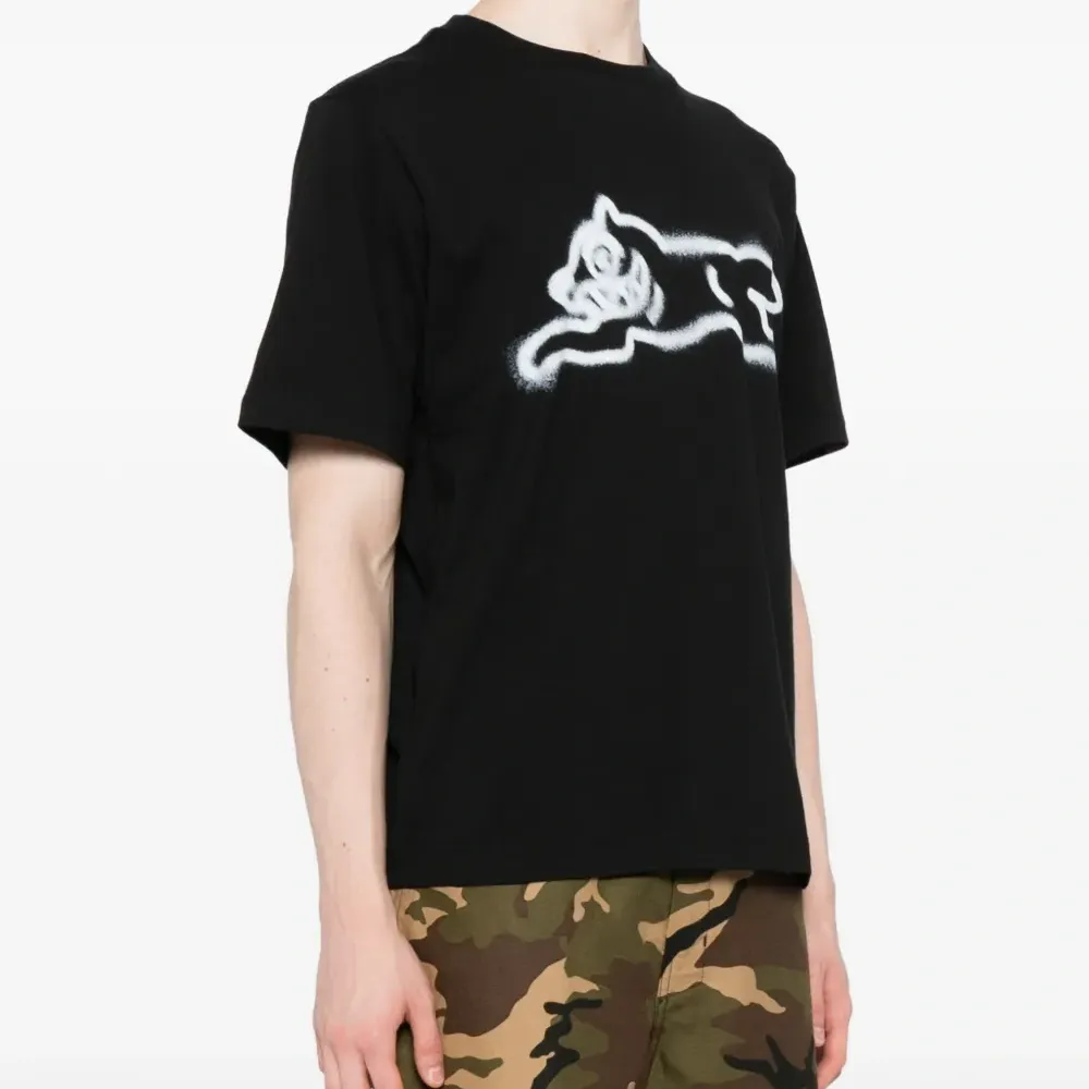 Футболка с изображением бегущей собаки в стиле граффити