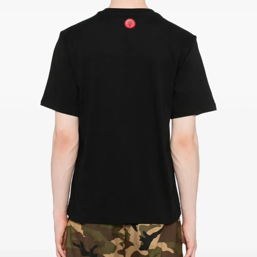 Футболка с изображением бегущей собаки в стиле граффити