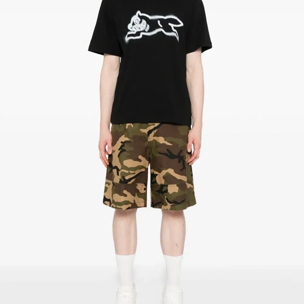 Футболка с изображением бегущей собаки в стиле граффити