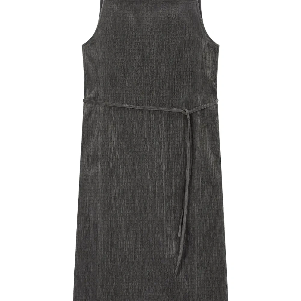 Вельветовое мини-платье на тонких бретелях