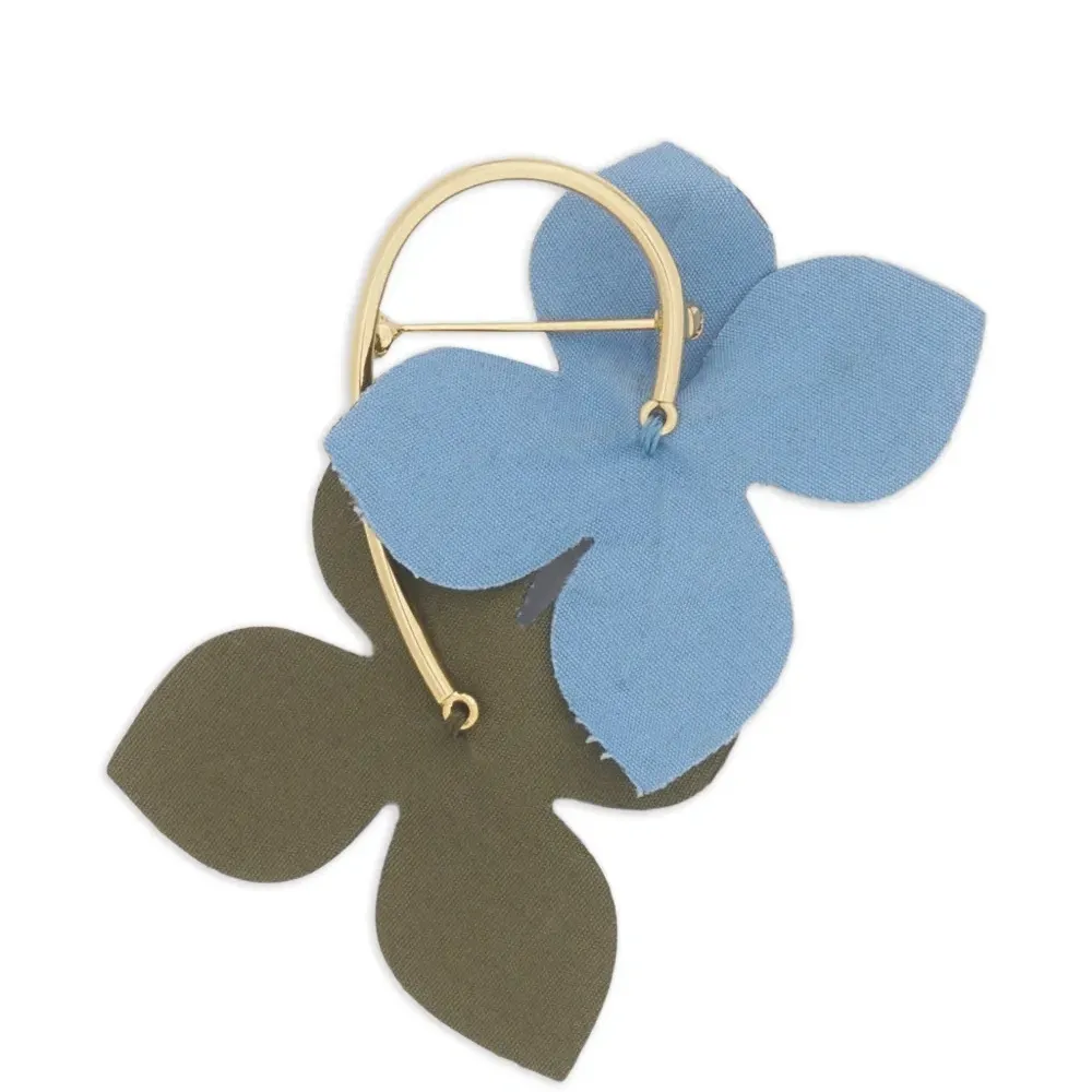 Брошь с цветочным декором