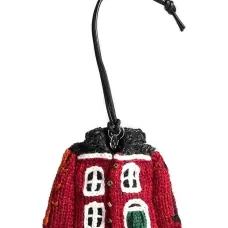 Вязаная подвеска в виде дома