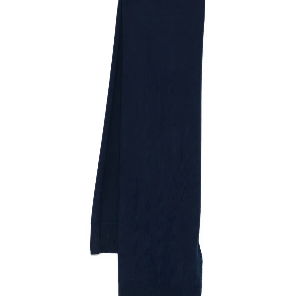 Шарф с нашивкой-логотипом