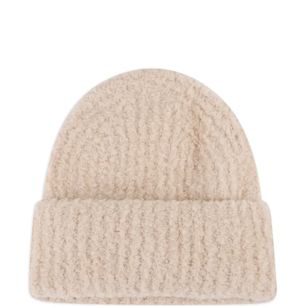 Фактурная вязаная шапка