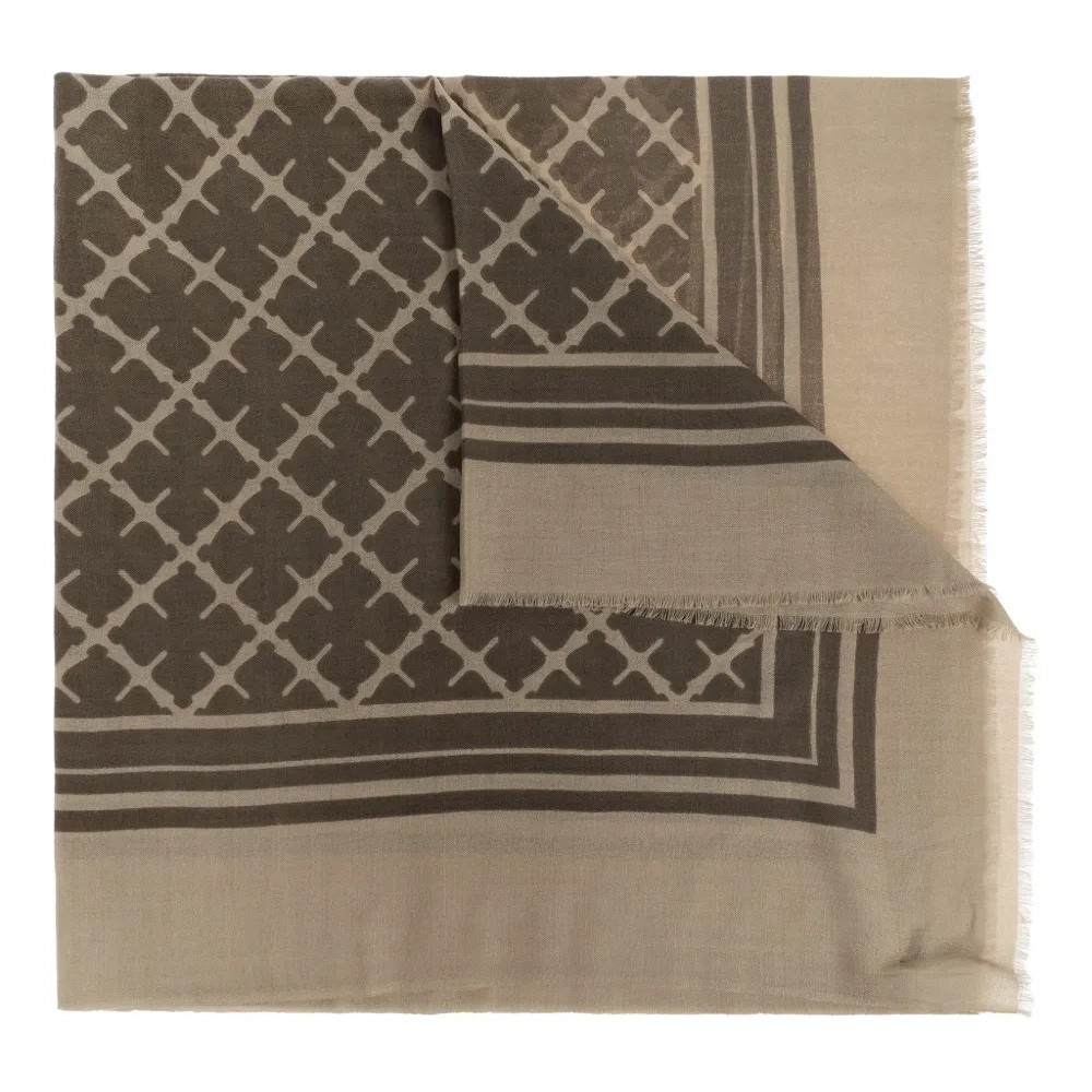 Шарф с узором и бахромой