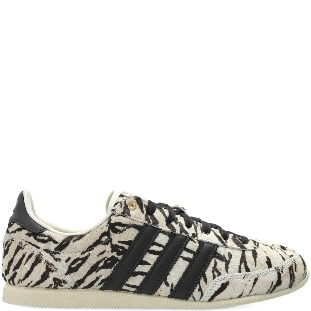 Полосатые кроссовки с тремя полосками