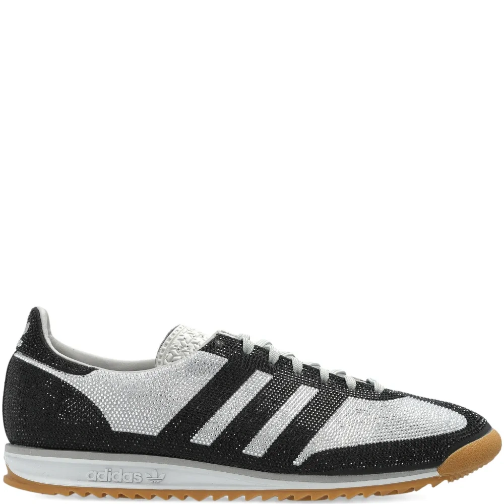 Кроссовки на шнуровке с тремя полосками