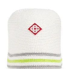 Вязаная шапка с вышивкой и отделкой Вязаная шапка с вышивкой и отделкой