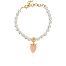 Браслет с подвеской в виде клубники и бусинами