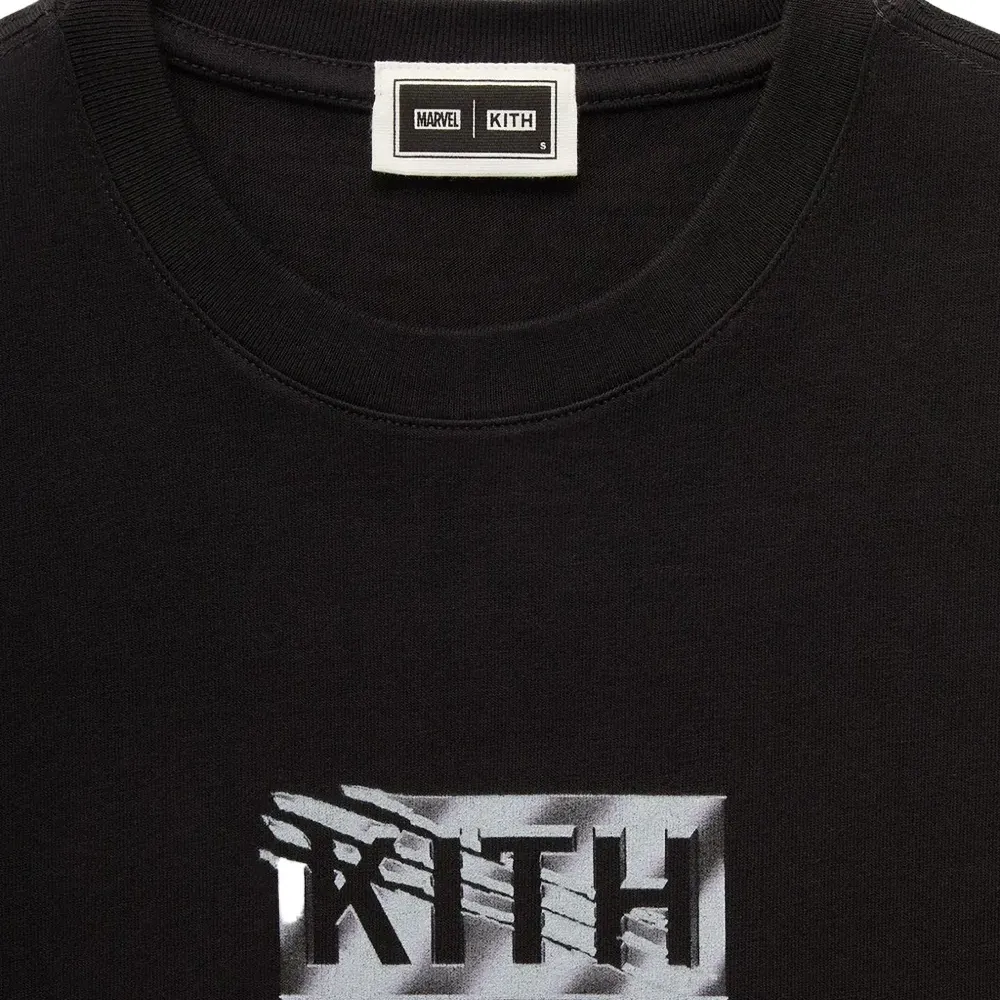 Футболка с принтом логотипа Marvel