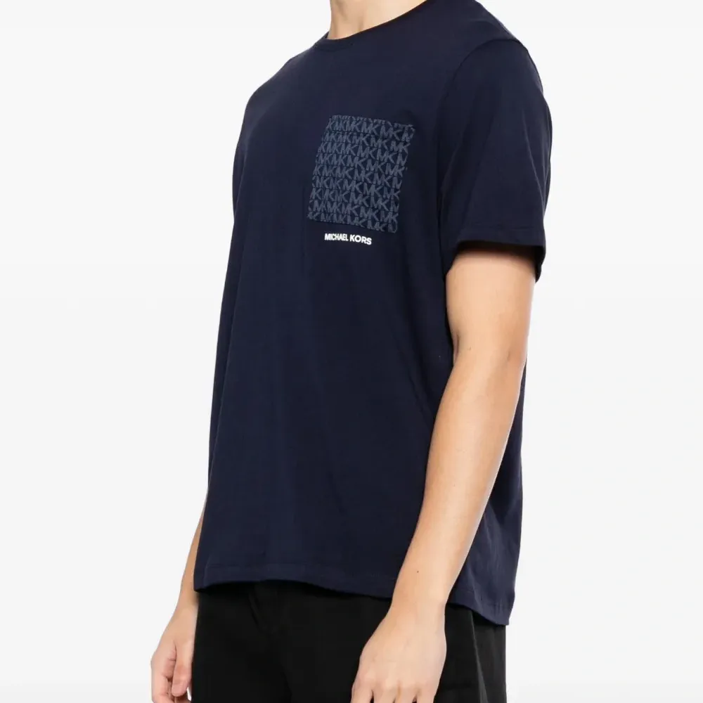 Футболка с монограммой и нагрудным карманом