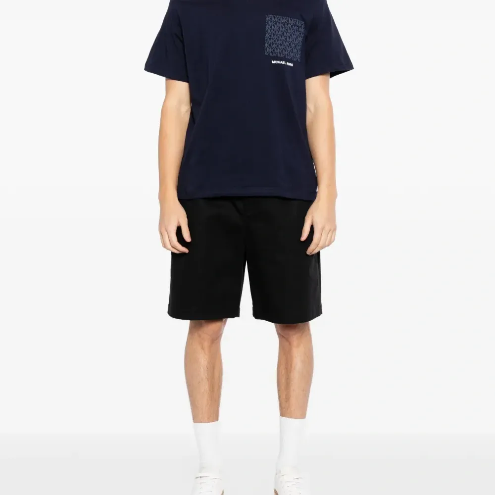 Футболка с монограммой и нагрудным карманом