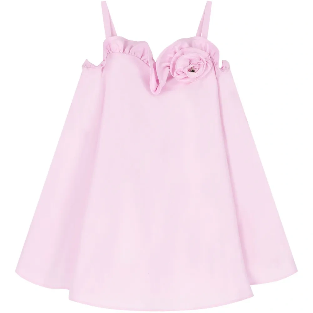 Платье с воланами и цветочной аппликацией