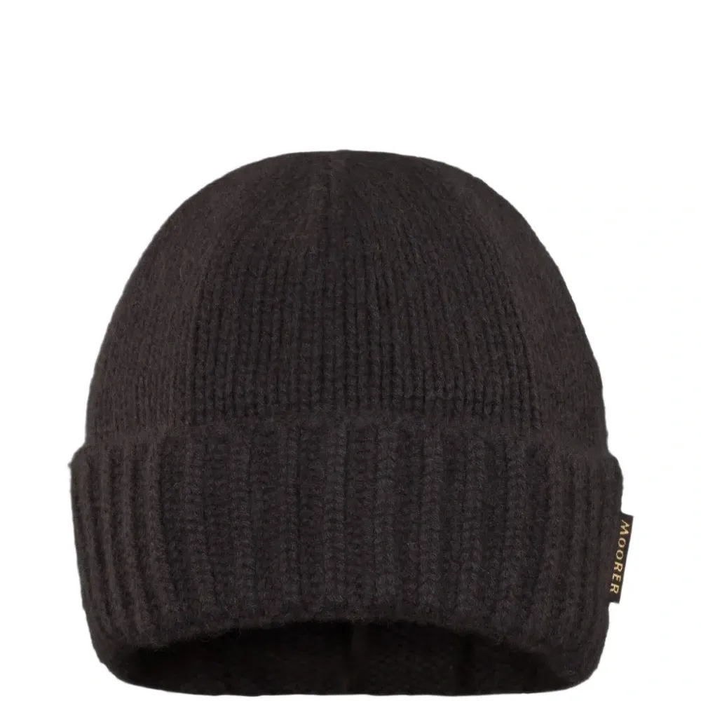 Вязаная шапка в рубчик