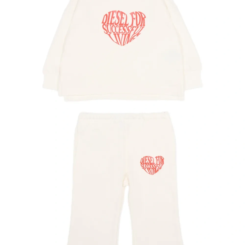 Спортивный костюм с сердечным мотивом