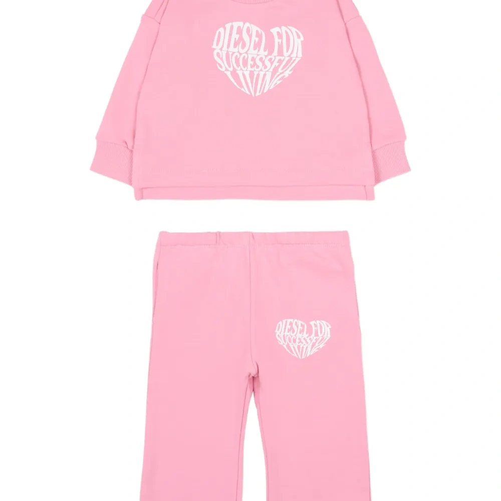 Спортивный костюм с сердечным мотивом