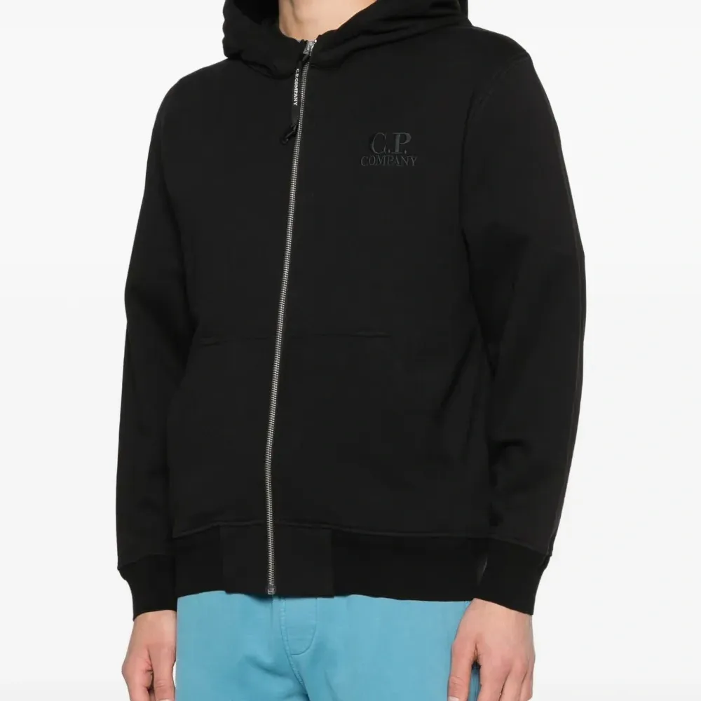 Худи с вышитым логотипом