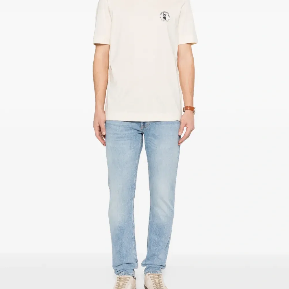 Футболка с нашивкой-логотипом