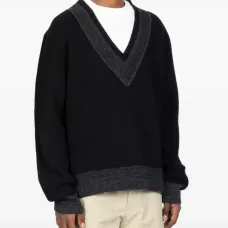 Свитер с V-образным вырезом