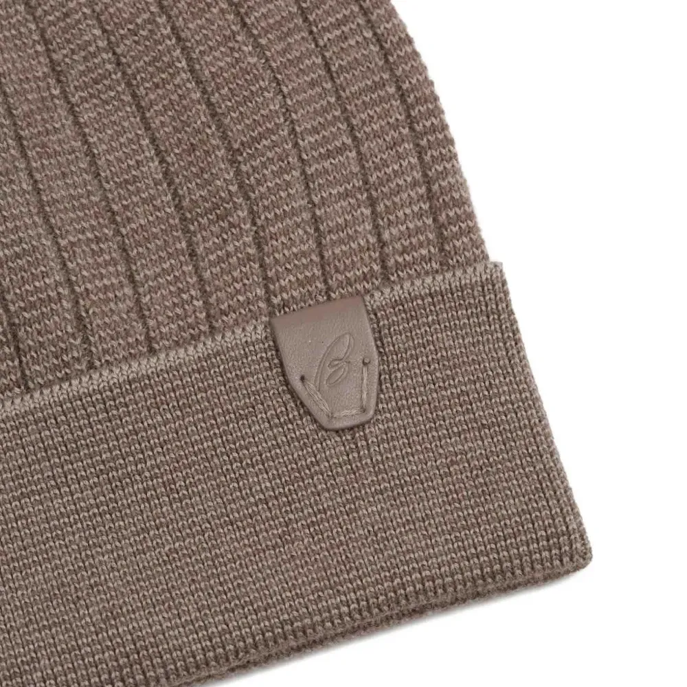 Вязаная шапка с логотипом