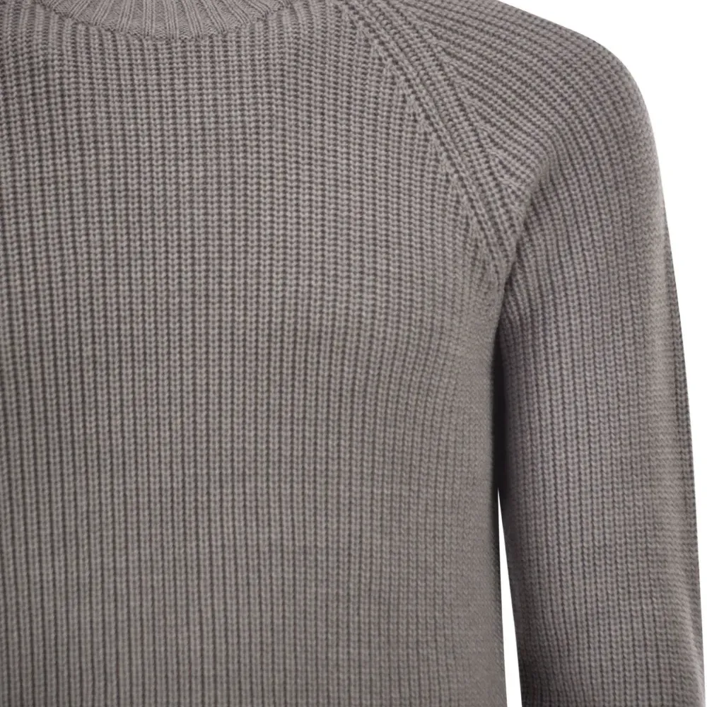 Свитер в рубчик с круглым вырезом