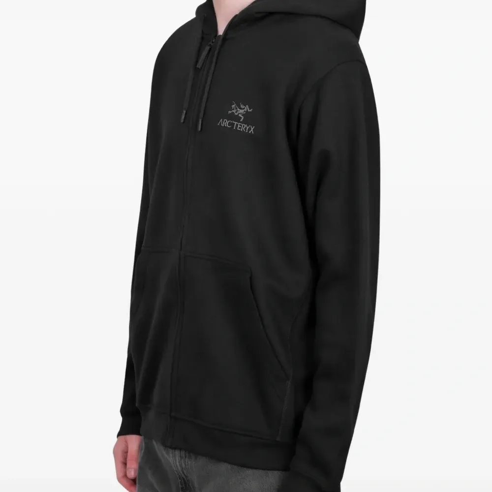 Толстовка на молнии с вышитым логотипом