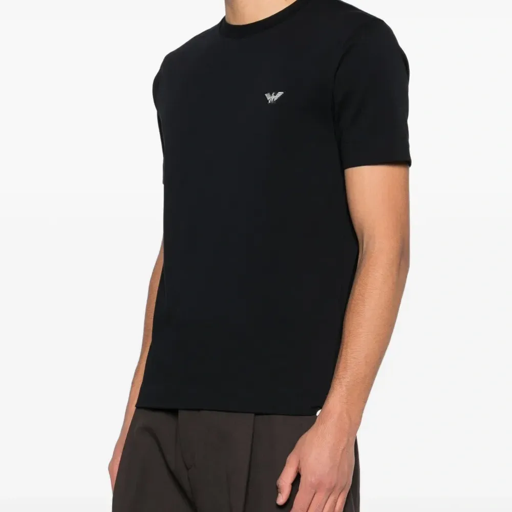 Футболка с нашивкой-логотипом