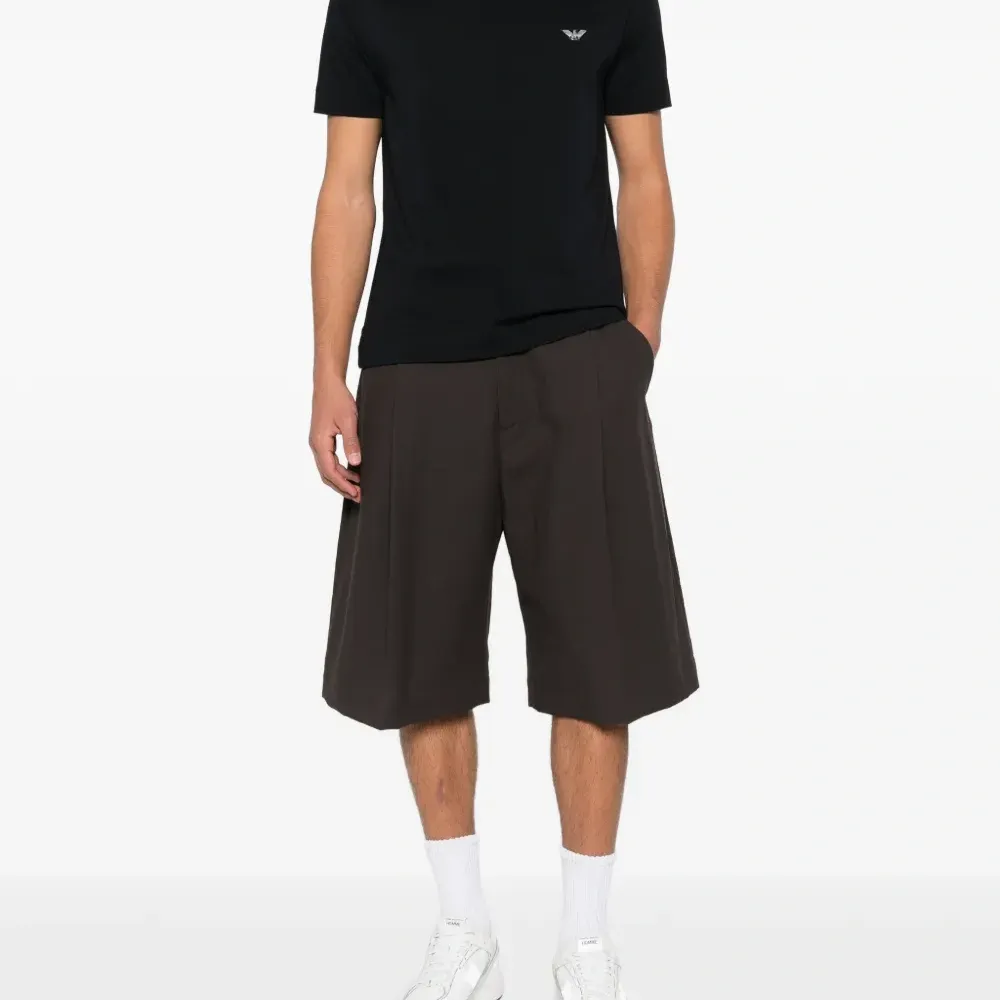 Футболка с нашивкой-логотипом