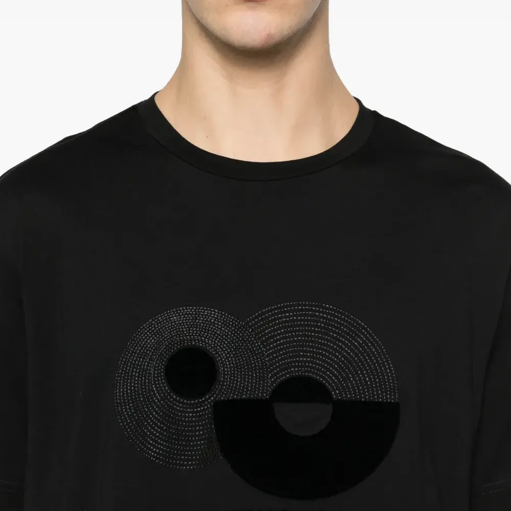 Футболка с вышитым логотипом