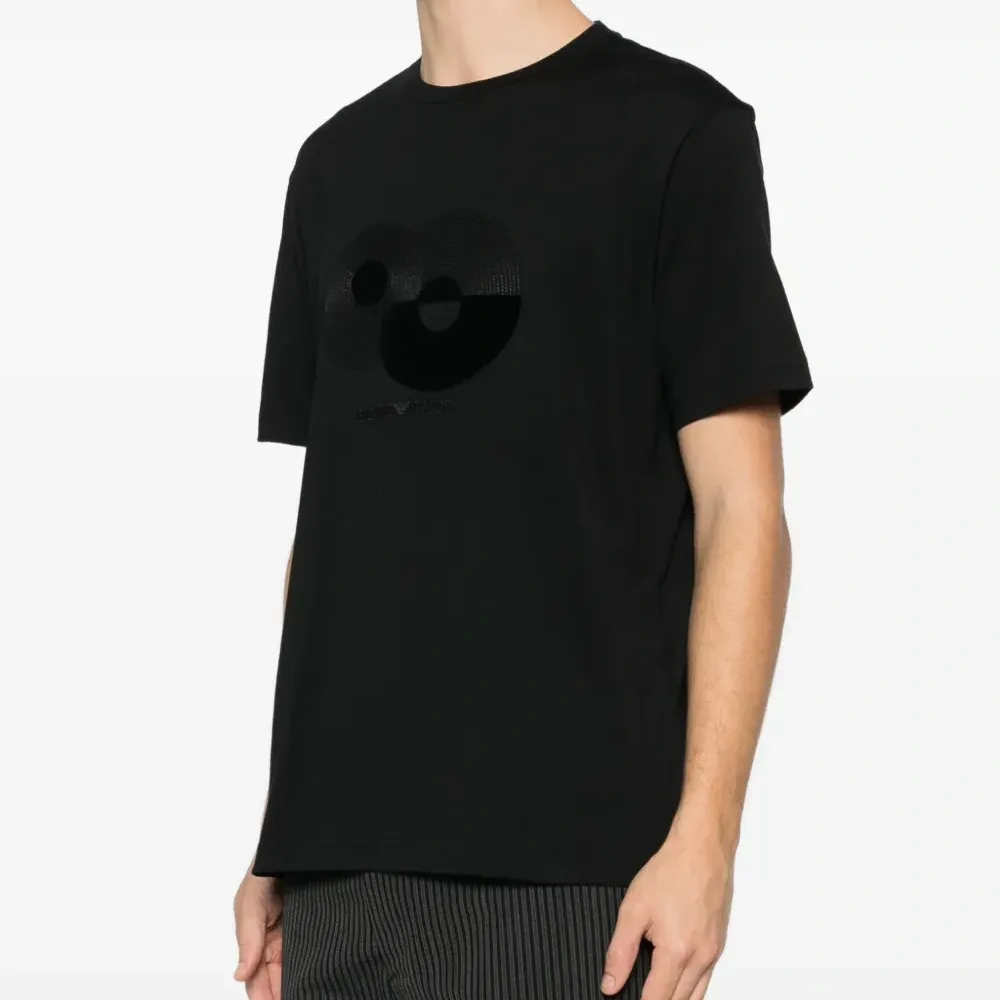 Футболка с вышитым логотипом