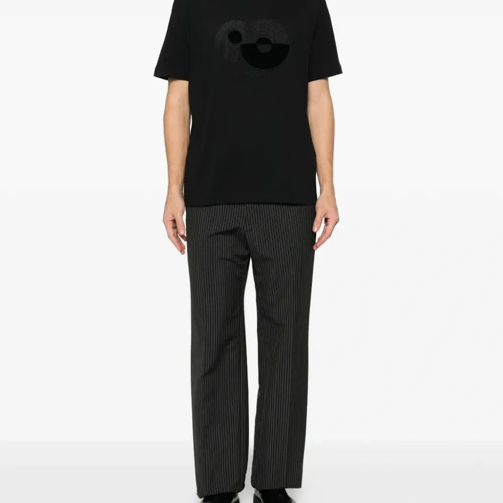 Футболка с вышитым логотипом