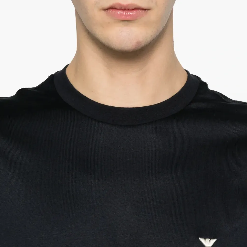 Футболка с вышитым логотипом