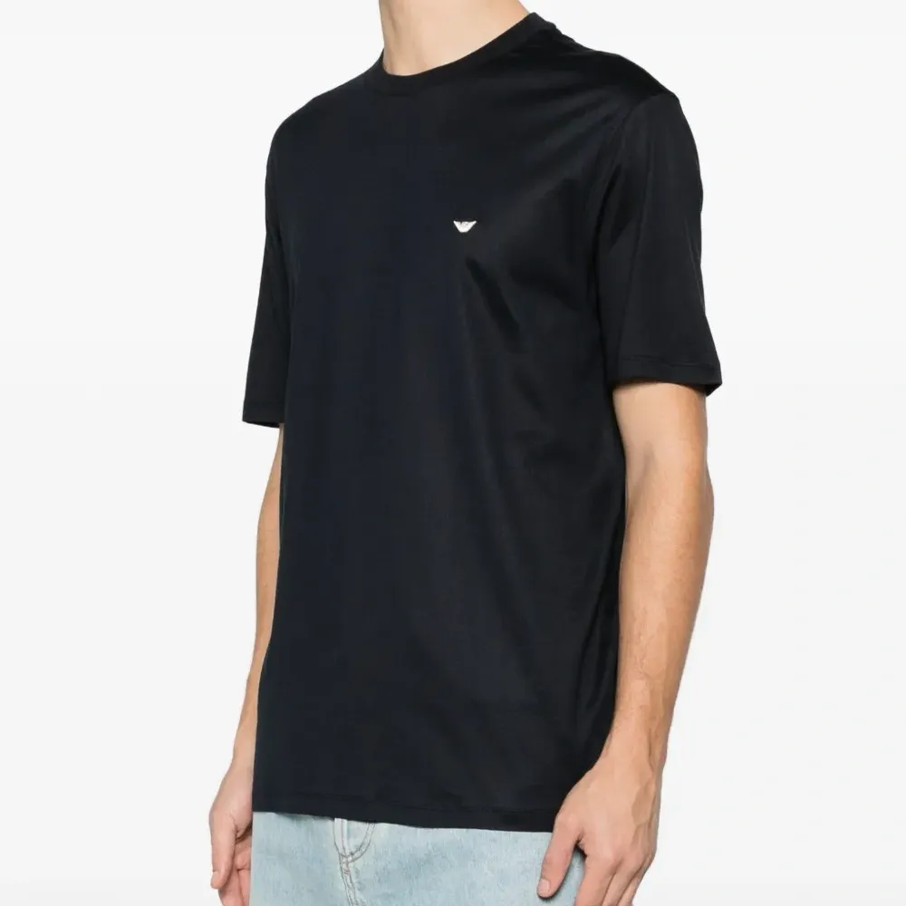 Футболка с вышитым логотипом